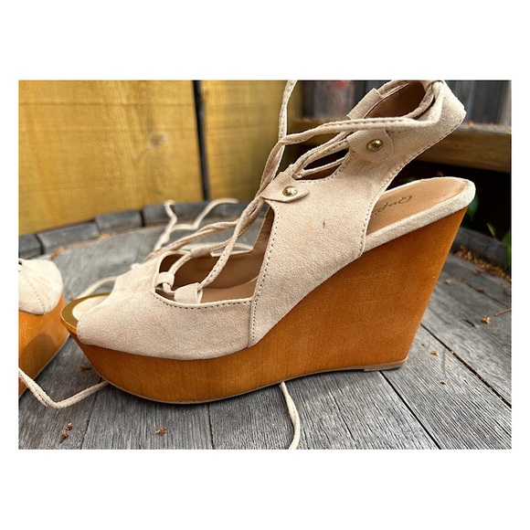 Sz-7 to 7.5 Quipid brand w/ tie up straps. Golden band at toe & faux wood wedge - Picture 5 of 11